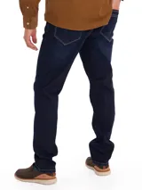 Pantalón de jean azul oscuro, corte recto, tiro medio, con proceso de desgaste ligero.