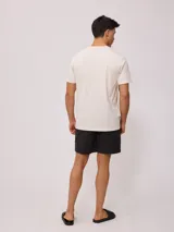 Remera azul marino de algodón con bolsillo en el pecho y logo de la marca Rusty.