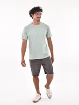 Remera lisa color lila de corte regular.