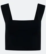 Blusa cropped básica negra de viscolycra con escote recto y tirantes anchos.