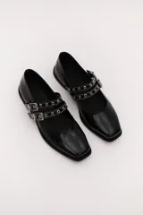 Ballerinas Mary Jane color cereza charol con punta cuadrada, doble tira con hebilla y ojalillos metálicos.