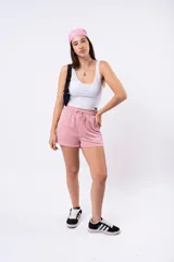 Short deportivo color gris melange, de tiro alto con elástico y cordón ajustable en la cintura. Presenta un pequeño logo bordado de un pájaro en la pierna derecha.