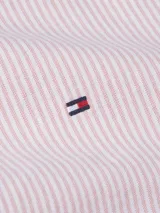 Camisa Tommy Hilfiger de algodón Oxford a rayas verticales rojas y blancas, de corte regular, con cuello abotonado, puños redondeados y logo bordado en el pecho.