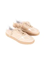 Championes de cuero color beige con detalles en blanco y suela de goma.