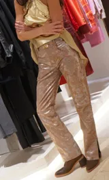 Pantalón de cuero azul petróleo de corte acampanado.