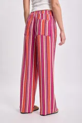 Pantalón de viscosa con rayas verticales en tonos fucsia, naranja y blanco, con cintura elástica y corte palazzo.