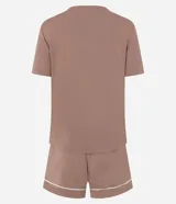 Conjunto de pijama corto color marrón, compuesto por una blusa de manga corta con botones y un short con cintura elástica y detalle de ribete blanco en cuello, ruedo y mangas.