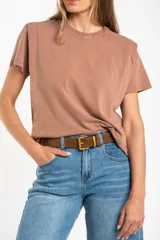 Remera color ladrillo de algodón con calce al cuerpo y mangas cortas.