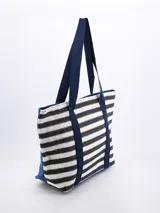 Bolso tipo tote Bali de paja con rayas horizontales negras y beige, con doble asa de hombro negra.