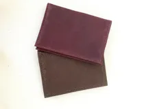 Tarjetero de cuero vacuno color azul con seis ranuras para tarjetas.