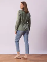 Sobrecamisa blanca de lino y rayón, marca Dash, con cuello solapa, abertura central con botones, bolsillos delanteros y cintura ajustable con jareta interna.