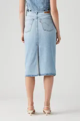 Falda de jean celeste, corte recto, tiro alto y largo midi.