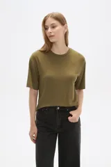 Remera color verde militar de viscosa con textura acanalada, manga corta, corte holgado y cuello redondo.