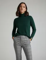 Polera de punto fino color verde oscuro, con cuello alto, manga larga y detalle de tajo en los puños.