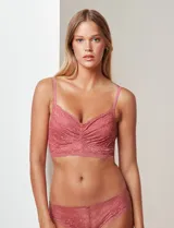 Bralette de encaje floral color rosa, marca Montelle. Sin aro ni relleno, con forro interno de microtul elastizado, breteles regulables y cierre trasero de tres posiciones.