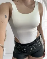 Body rosado de breteles con escote cuadrado y corte cavado en la cadera.