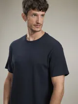 Camiseta de manga corta color azul marino, con cuello redondo y calce holgado.