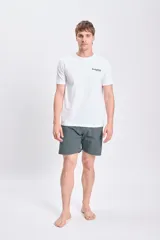 Short de baño gris con pretina cruzada y cordón ajustable.