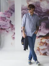 Camisa celeste de lino de manga larga, con cuello clásico y cierre frontal con botones. Corte recto y calce regular.