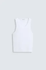 Musculosa blanca de algodón con cuello redondo y sisas amplias, corte ajustado.