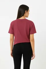 Remera negra de algodón con estampado de un corazón rojo con rosas amarillas y texto en estilo tatuaje old school.