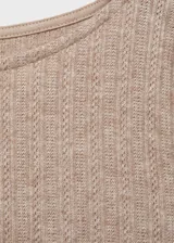 Camiseta color crema de punto calado, con cuello barco y mangas largas.