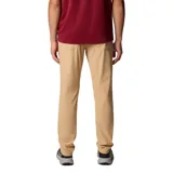 Pantalón chino color beige, de corte recto, con cinco bolsillos y tecnología Omni-Shield™ que repele la humedad y resiste las manchas.
