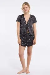 Top de pijama con estampado de leopardo, escote en V y nudo frontal.