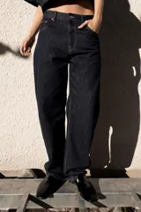 Pantalón de jean azul oscuro, de tiro alto, corte amplio y largo regular.