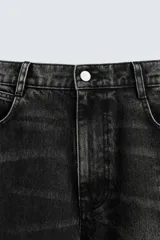 Pantalón de jean celeste con efecto lavado, corte relaxed fit y múltiples bolsillos cargo.