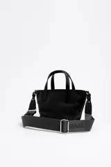 Bolso shopper mini Bimba y Lola de nailon negro con estructura blanda, doble asa de mano y asa de tejido, piezas de piel, logo grabado, acabados metálicos en plateado y cierre de cremallera.