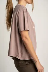 Remera color lila con estampa frontal de la frase 'Bon jour' con estrellas y labios.