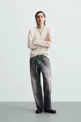 Camiseta color beige de corte relaxed fit, con cuello redondo y mangas largas combinadas con tejido de red.