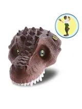 Máscara de cabeza de dinosaurio color marrón con detalles texturizados y ojos verdes. Tiene una hilera de dientes blancos y cuernos en la parte superior de la cabeza.