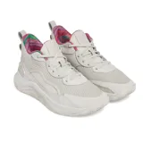 Championes de básquet Under Armour Curry 3Z 24, color beige con detalles en blanco y suela blanca. Interior con estampado floral en tonos rosa, verde y lila.