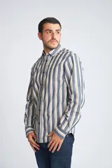 Camisa de hombre a cuadros color beige y azul marino, de corte slim fit, con mangas largas, cartera abotonada y logo bordado en el pecho. Confeccionada en algodón.