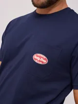 Remera azul marino de algodón con bolsillo en el pecho y logo de la marca Rusty.