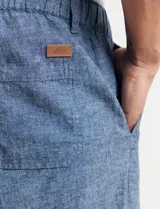 Bermuda de gabardina color verde.