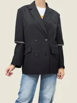 Chaqueta negra de corte ajustado, con cierre de botones y detalles en las mangas.