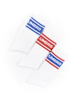 Pack de tres pares de medias blancas de caña media con detalles de franjas de colores y logo de la marca Umbro. Incluye un par con franjas azules, otro con franjas rojas y otro con franjas verdes.
