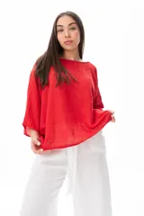 Blusa roja de viscosa, de corte holgado y mangas 3/4.
