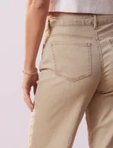 Jean recto color beige, marca Djeans, con tres bolsillos delanteros y dos traseros.