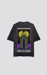 Remera negra con efecto nevado, de corte oversize y manga corta. Estampado en la espalda con diseño de la carta del tarot 'La Torre'.