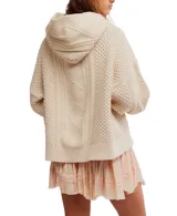 Hoodie de punto color crema, con capucha, manga larga abullonada y diseño oversized. Presenta tejido trenzado con patrones de rombos y textura de punto arroz en el cuerpo y mangas.