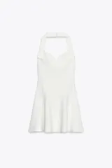 Vestido corto blanco de tejido de punto elástico, con cuello halter, escote corazón y cierre con botones en el cuello.