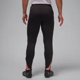 Pantalón largo de entrenamiento Nike FC Paris Saint-Germain, color negro con detalles en rosa. Presenta logo de Jordan y escudo del PSG.