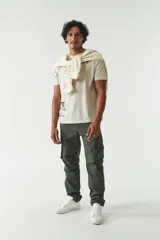 Pantalón cargo color ocre, de corte recto, con bolsillos laterales y traseros con solapa.