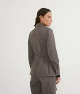 Chaqueta gris con cuello italiano, cuatro bolsillos delanteros, puños ajustados y cinturón para amarrar.
