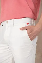 Bermuda color beige de corte clásico con bolsillos laterales y traseros.