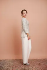 Pantalón palazzo color crudo con textura arrugada y cintura elástica.